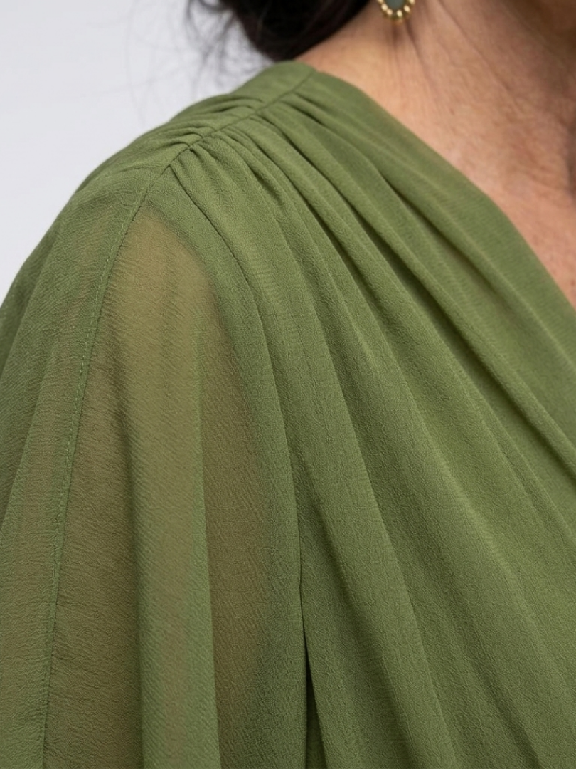 Elysia | Draperad midiklänning med elegant halsringning