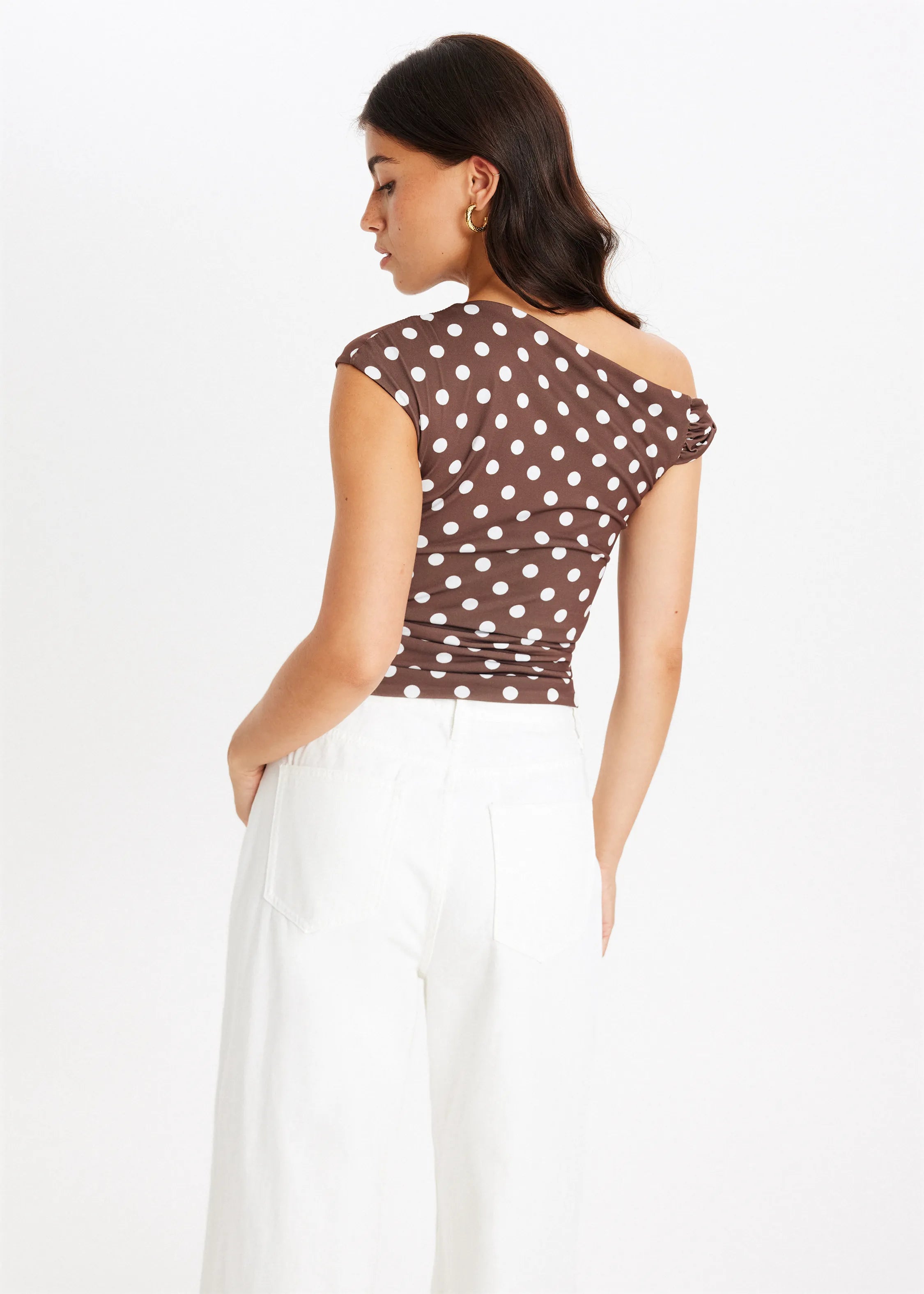Nina | Asymmetrisk prickig topp