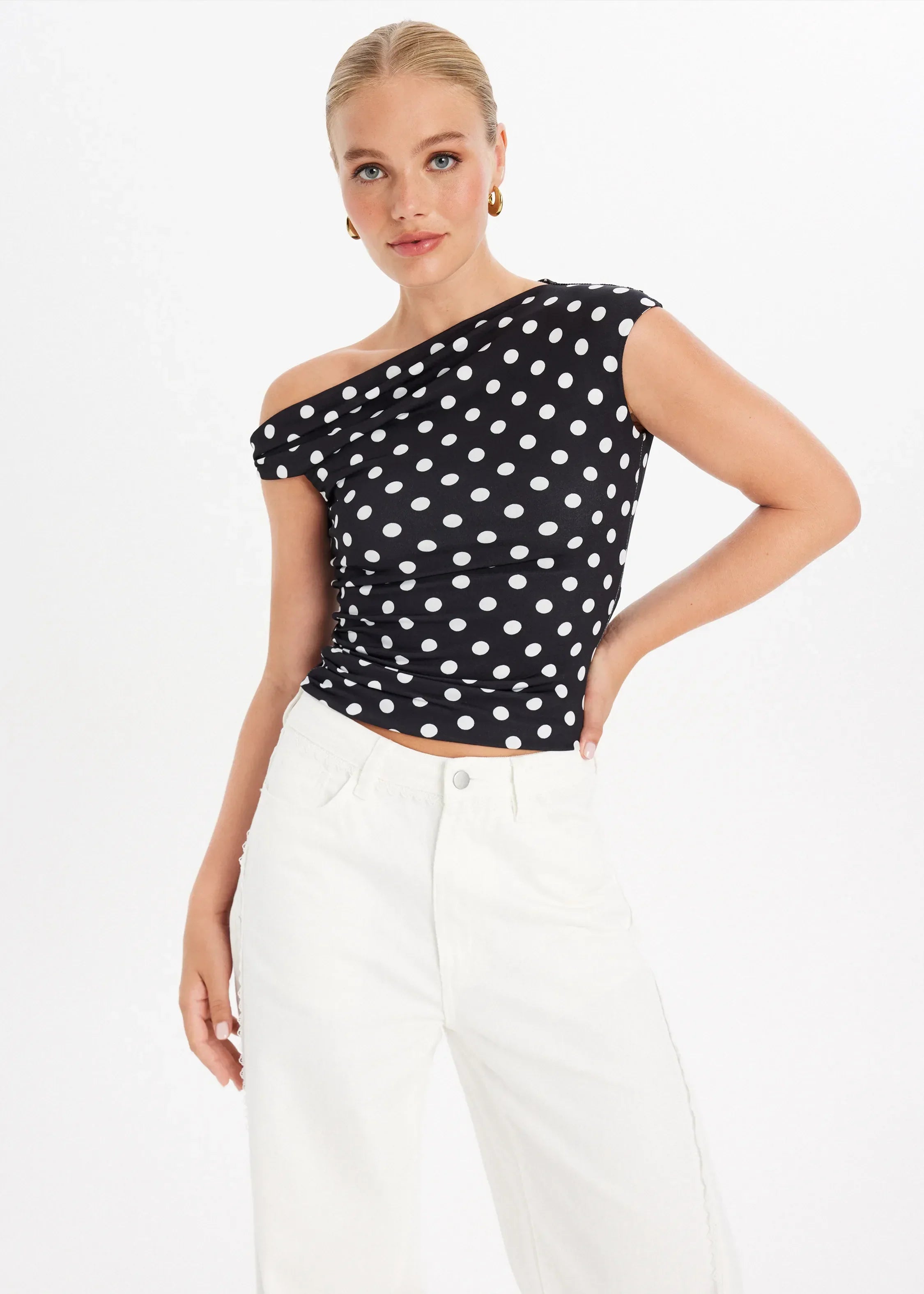 Nina | Asymmetrisk prickig topp