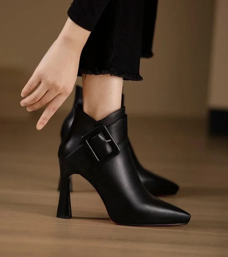Ankelboots med klack och stort spänne