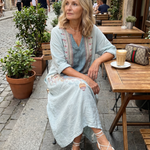 Claire | Broderad midiklänning med fickor