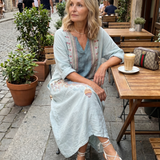 Claire | Broderad midiklänning med fickor