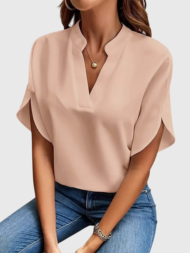 Produktbild – Beatrix – Elegant V-ringad skjorta