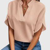 Produktbild – Beatrix – Elegant V-ringad skjorta