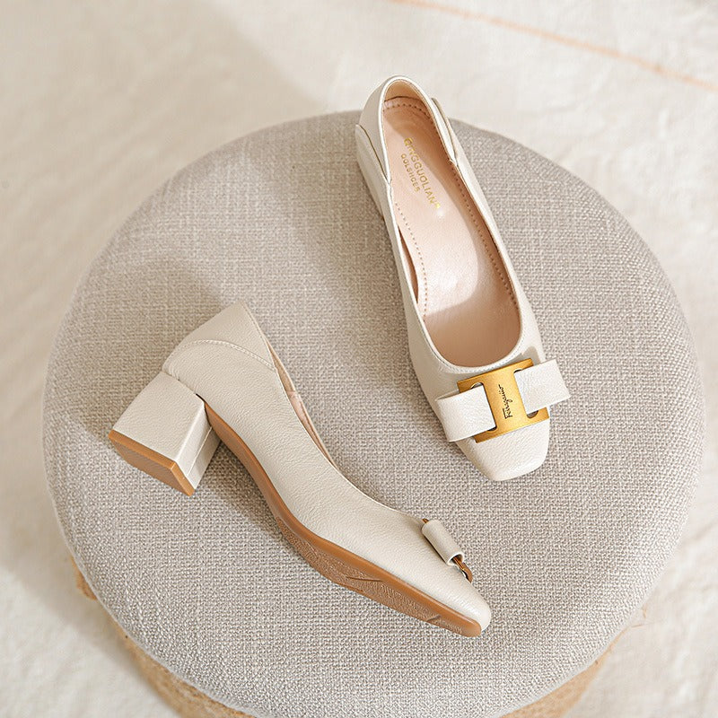 Isabelle | Pumps med guldfärgat spänne