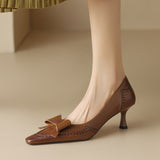 Claire | Pumps med band och perforeringar