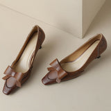 Claire | Pumps med band och perforeringar