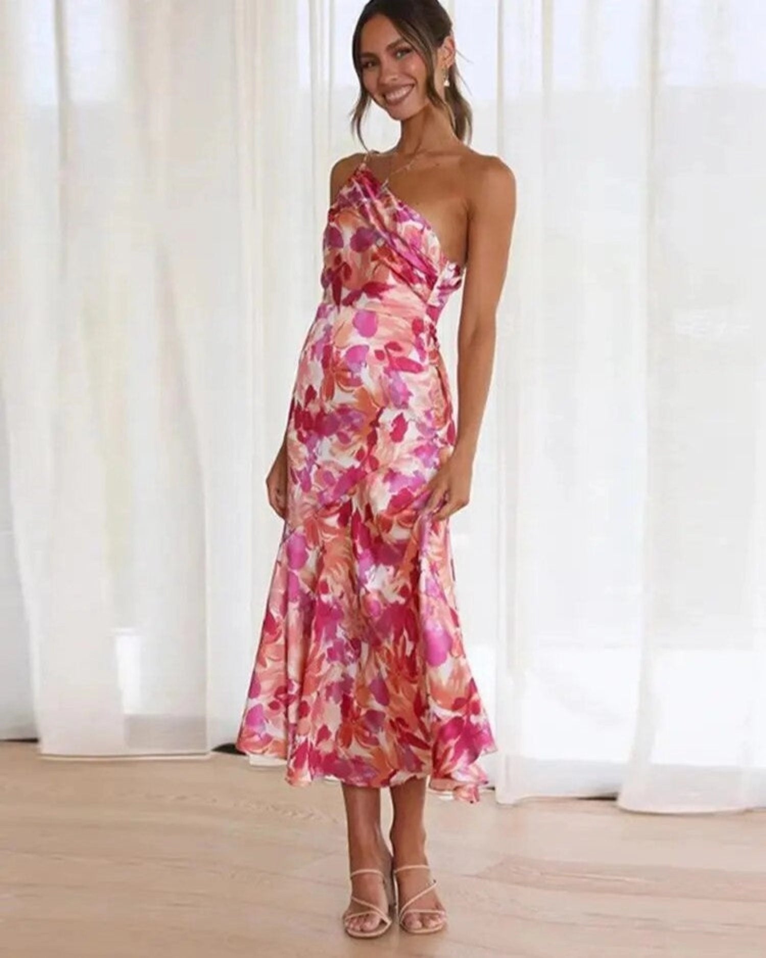 Produktbild – Hailey – Sommarmaxiklänning Med Asymmetrisk Skärning Och Blommönster För Dam