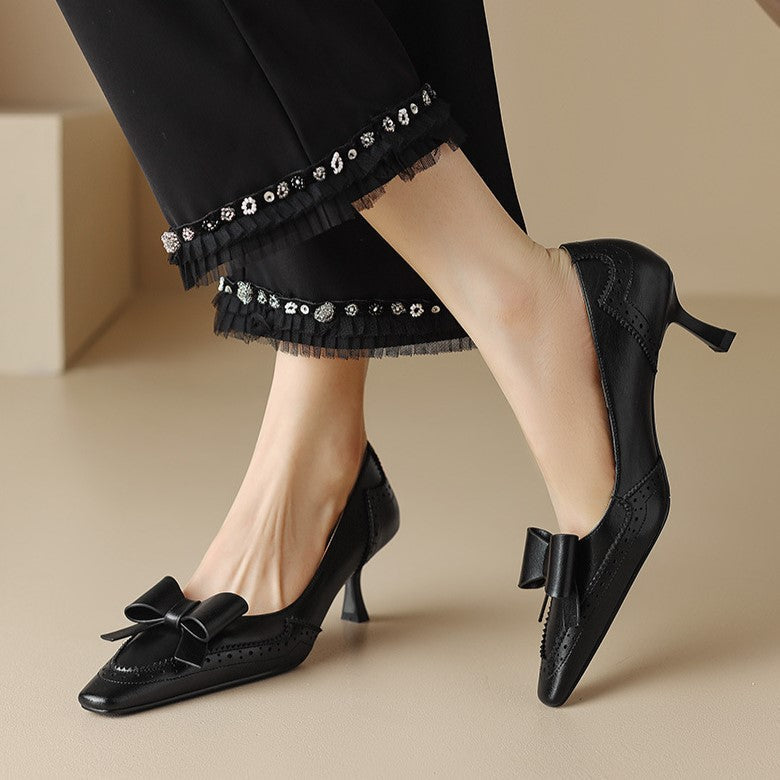 Claire | Pumps med band och perforeringar