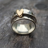 Silverring med guldfärgat hjärta