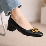 Brigitte | Fyrkantiga pumps med emblem
