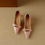 Margot | Lackpumps med perforerad rosett