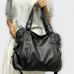 Produktbild – Lily – Damaxelväska med Snygg Form