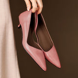Manon | Pumps i läder med kitten heel