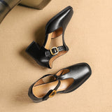 Corinne | Perforerade pumps med T-rem