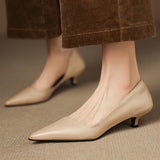 Manon | Pumps i läder med kitten heel