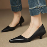 Manon | Pumps i läder med kitten heel