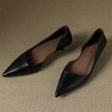 Manon | Pumps i läder med kitten heel