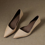 Manon | Pumps i läder med kitten heel