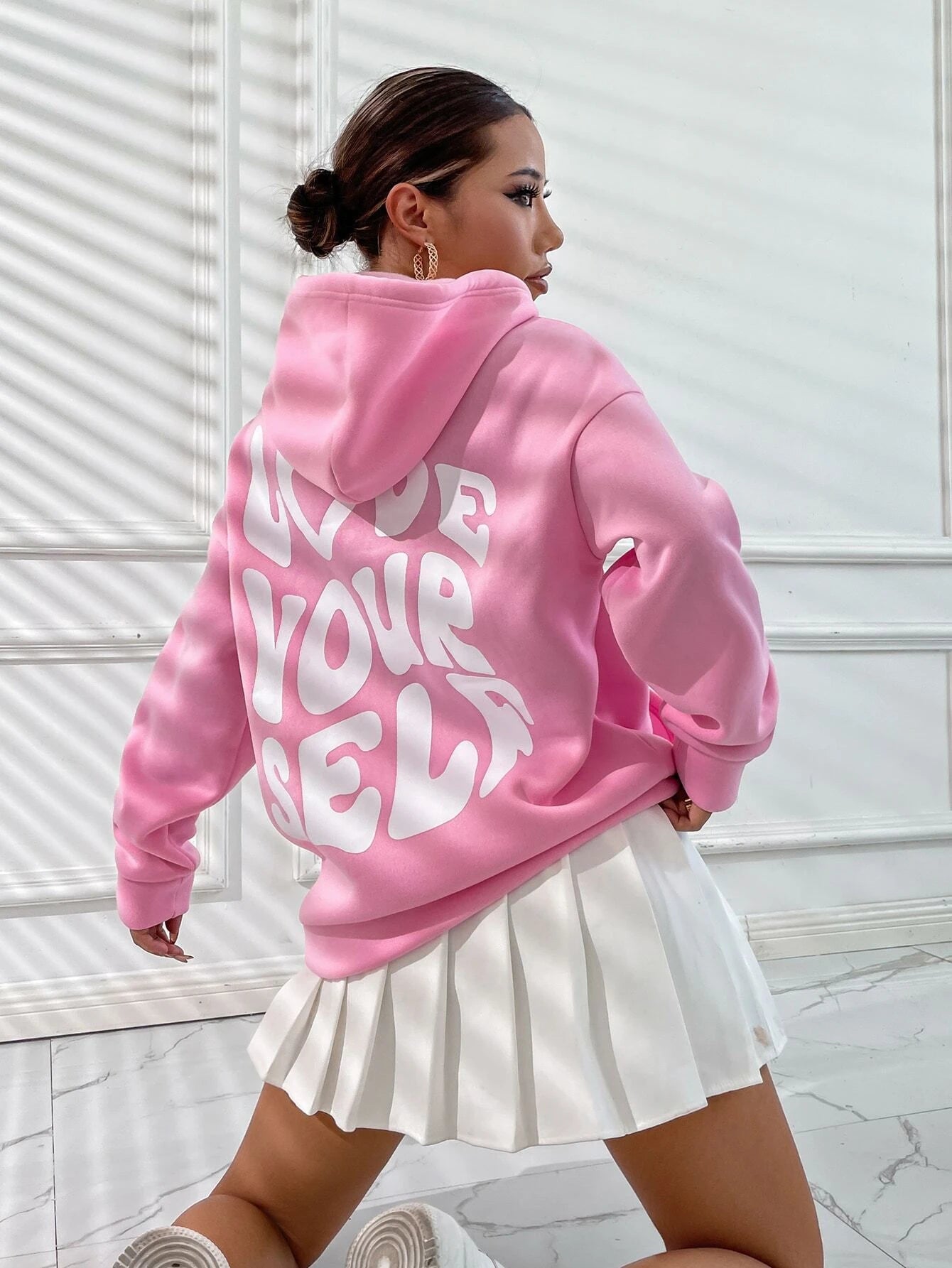 Produktbild – Eleanor – Damhoodie med dragsko och framfickor