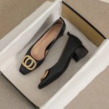 Brigitte | Fyrkantiga pumps med emblem