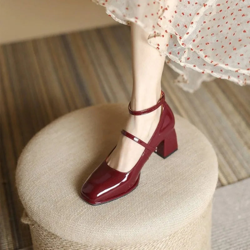 Charlotte | Lackpumps med ankelrem