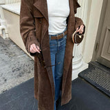 Elegant trenchcoat i mjuk mocka