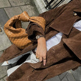 Elegant trenchcoat i mjuk mocka