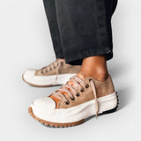 Moderna sneakers med kraftig sula