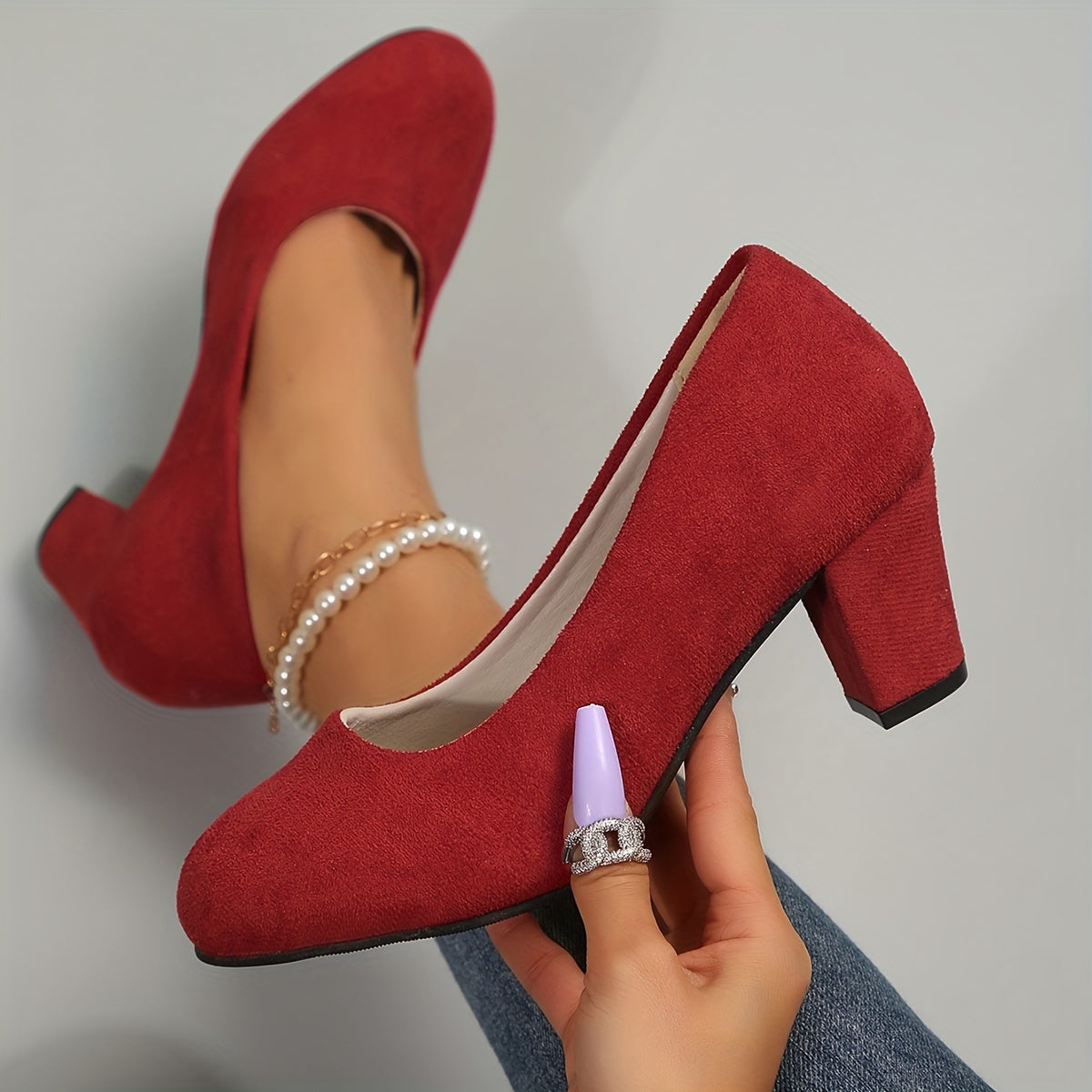 Pumps med bred tå och stabil klack