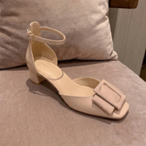 Sandrine | Lackpumps med spänne