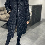 Produktbild – Kynzi – Elegant Vadderad Kappa