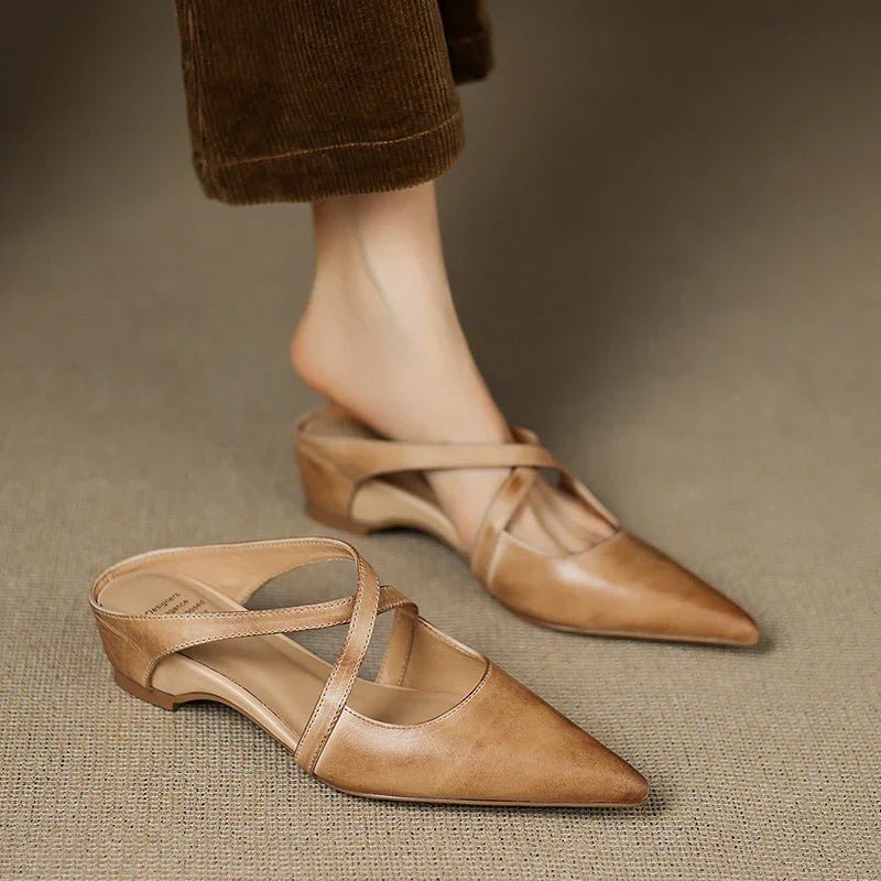 Produktbild – Harper – Läder Mules Med Korsrem Spetsig Tå Låg Klack Slip-On