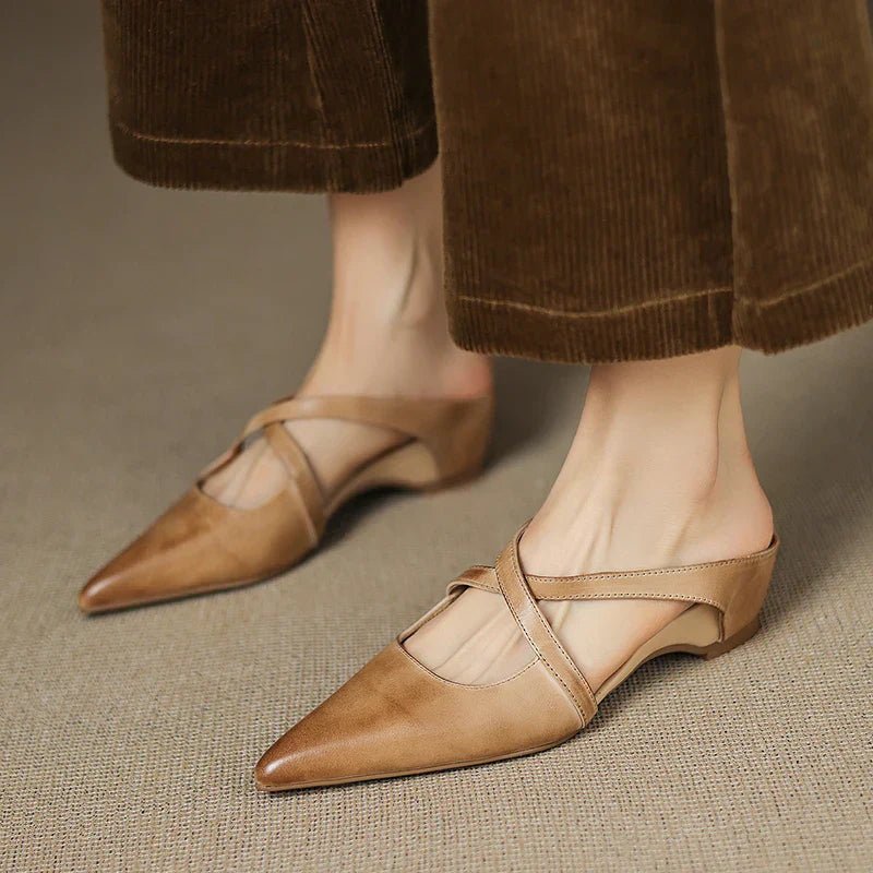 Produktbild – Harper – Läder Mules Med Korsrem Spetsig Tå Låg Klack Slip-On