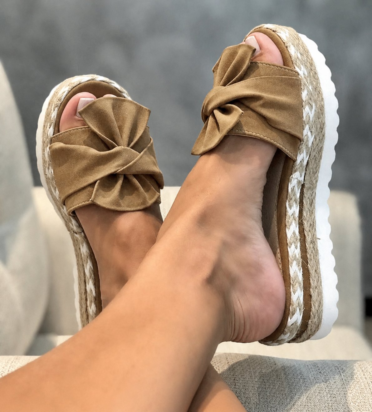 Produktbild – Aria – Damens Vävda Kilklack Sandaler med Slipsdetalj Plattform